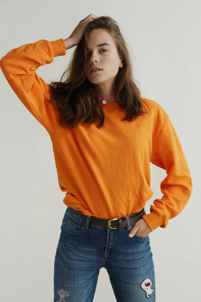 Woman in a crewneck sweatshirt and jeans